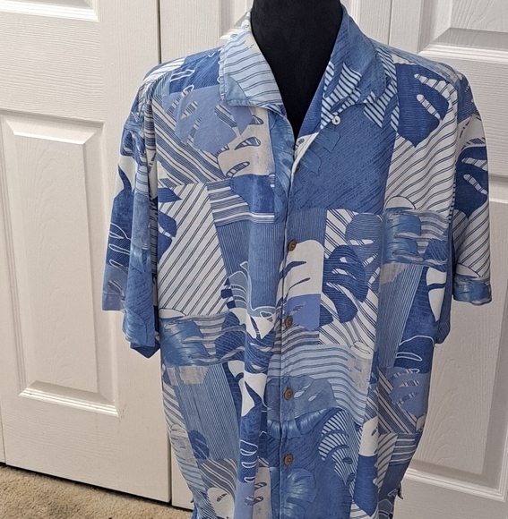 Tommy Bahama Blue & White Patterned 100% Silk Shirt   Size XL - Picture 1 of 10